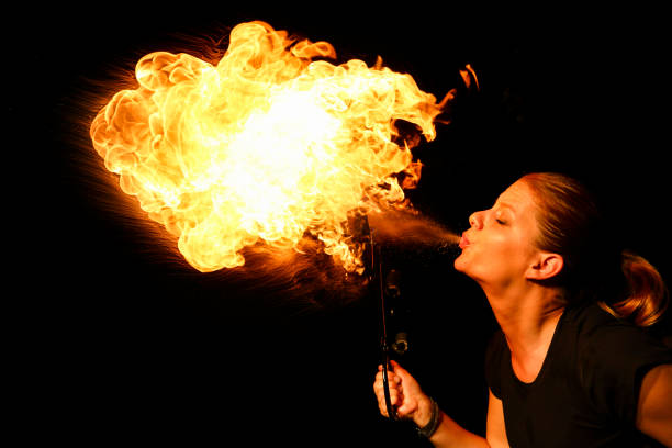 Danseuse feu cracheur de feu femme Recherche Google mangeur de feu femelle soufflant de grandes flammes - Danseuse feu